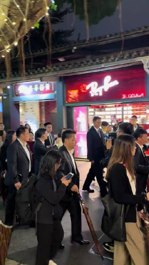 网友偶遇香港特首参观岭南新天地,一位阿姨好勇敢直接上去就握手