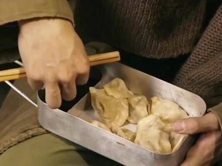 咱们肖春生吃饺子的样子真是可爱极了!他受惊时的反应简直太自然了