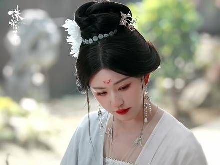 在苏幕遮身旁的燕子京,嘴角轻扬~ 赵露思 刘宇宁
