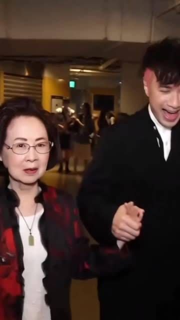 这是去年85岁的琼瑶 与 古巨基 同台演唱会,看着真显年轻漂亮…