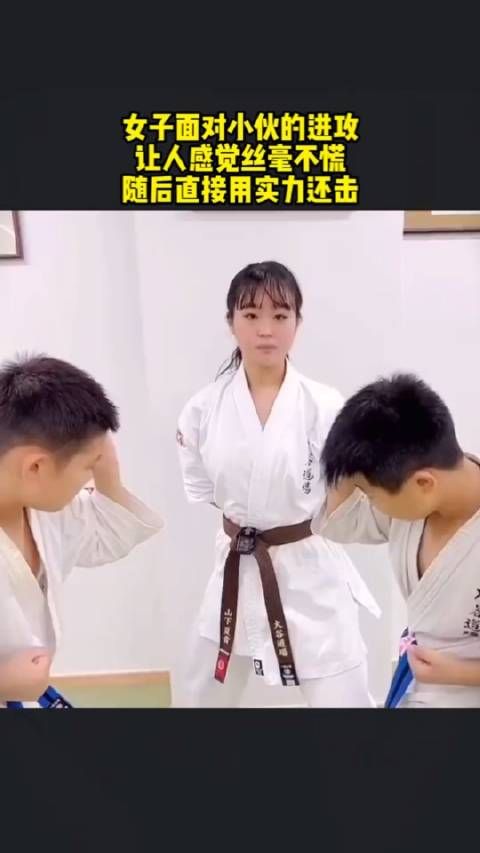 女子面对小伙的进攻,让人感觉丝毫不慌,随后直接用实力还击!