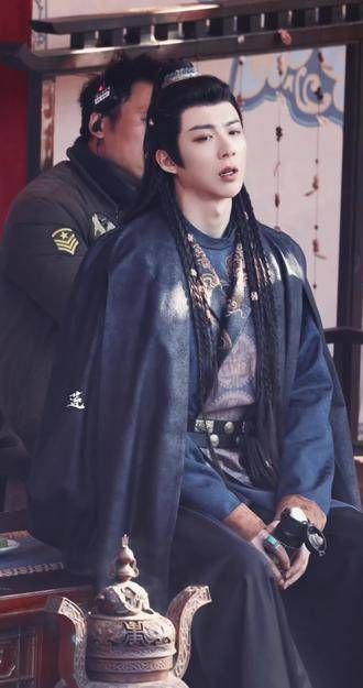 他不仅眼中闪烁着星辰大海,脚下的步伐也充满了无畏艰难险阻的勇气与坚韧…