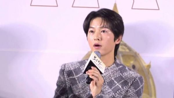 宋仲基二胎得女后首公开现身,春光满面少年感十足,为妻苦学外语