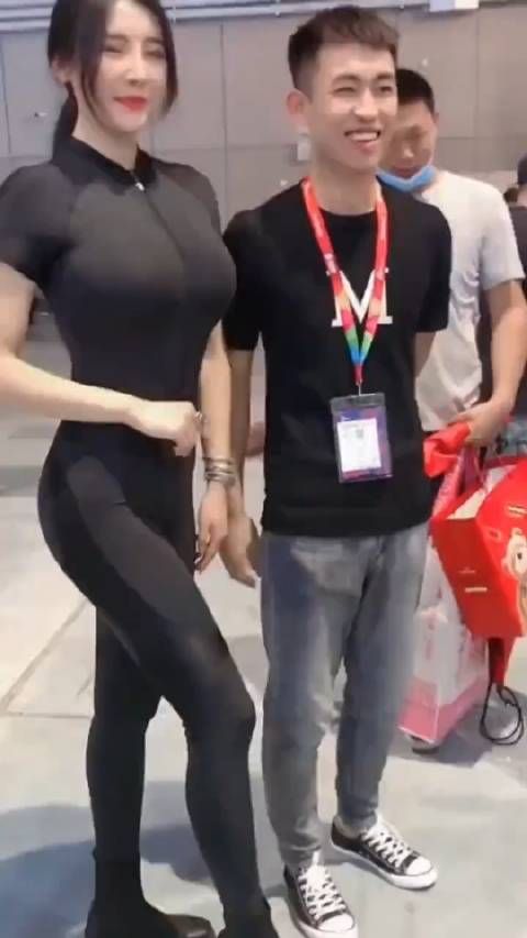 这小哥哥想什么呢?