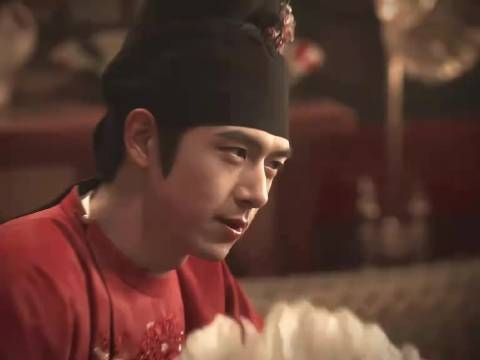 他从容的步伐、稳重的姿态,每一个细节都透露出独特的自信