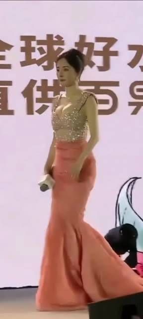 魅力四射,拥有令人羡慕的 魔鬼身材