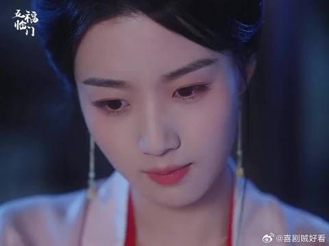 红纸翻飞剪影忙，姻缘自待好春光