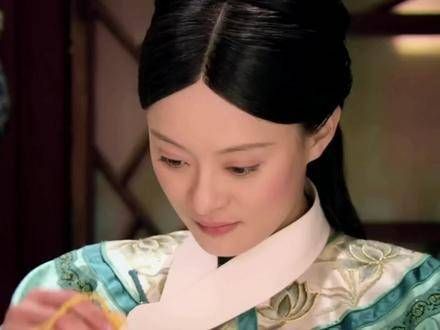 她美得令人惊艳，以至于到现在我才注意到她手中的那枚同心结已经断掉了