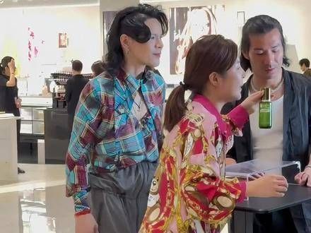 向左在三亚某商场现场直播时,夫妻亲自到场支持