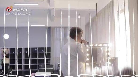 进组后的黄子韬,充满了活力,在休息室里常常唱着自己的歌
