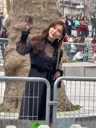 路过的人都被她的美貌震撼,只有见过真人才能真正懂得