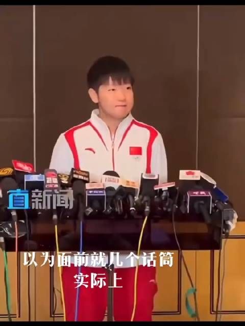 好像她在审问记者，天生为大场面而生，气质这个事情真的是玄学…