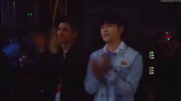 吴青峰在台上喊妈,观众在台下起哄答应,太逗了!