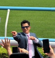 60岁郭富城现身香港马会，全开麦唱跳，专业又卖力，似20岁小伙！