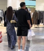 网友偶遇小菲夫妇巴黎购物，筱梅穿黑色长裙，本人又高又瘦！很漂亮