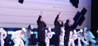 披哥6二公最荒诞舞台诞生：余文乐组站桩式表演被炮轰，观众直呼淘汰