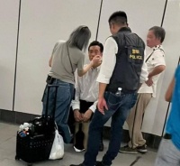 TVB公认的吸金王最新工作动态被曝光，他低调坐在马路边上化妆