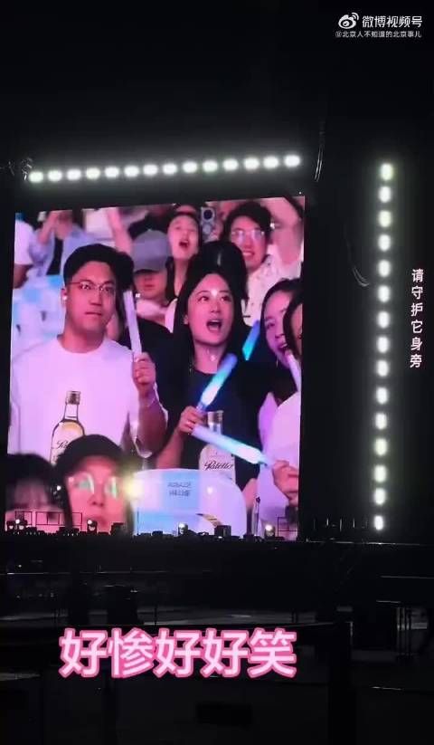 萧敬腾演唱会扫到情侣,女友推开男子露尴尬微笑