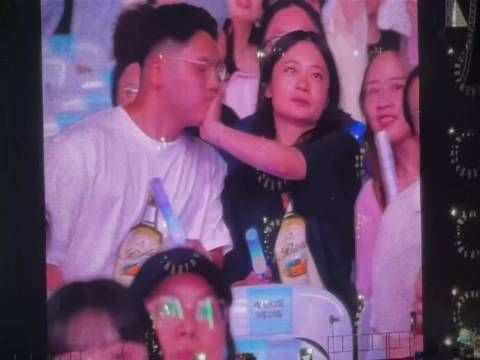 演唱会求婚再尴尬也不如这个尴尬吧三张票，两间房，一个人！