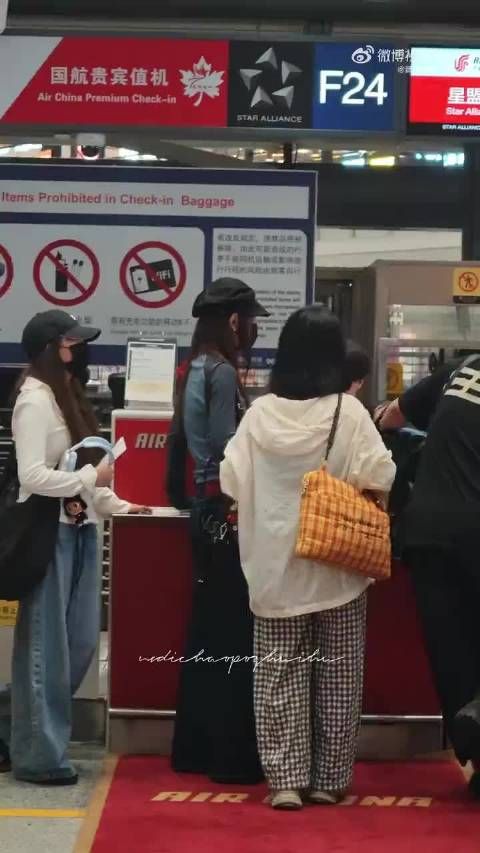徐若晗机场私服简约有格调,贝雷帽牛仔装