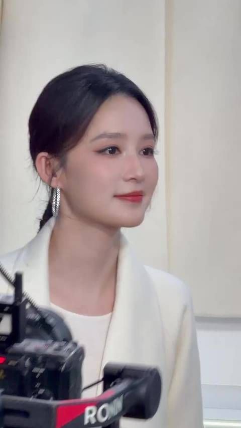 李沁今日活动造型,白衣美人~ 李沁出席品牌活动,一身白色造型温婉大气