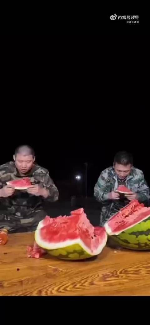 二驴这吃西瓜速度赶上吞西瓜了，旁边六扯都没反应过来怎么比？