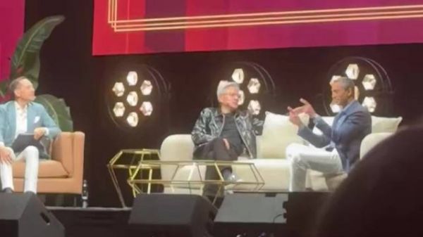 黄仁勋峰会现场接到特朗普来电