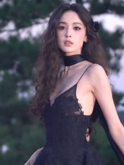 娜扎这一分多种的视频看了好几遍,沉醉在她的美貌中了