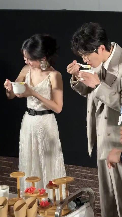 谭松韵刘学义追剧团吃金陵美食，不亦乐乎