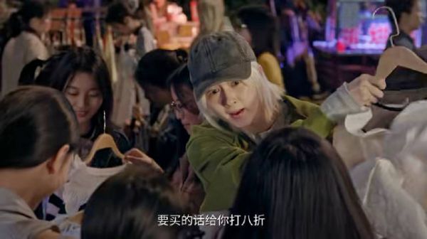 我的妈呀，关晓彤也逃不过摆地摊被城管追吗 这是我能看到的剧情吗