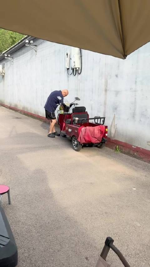 我们都从家里又回来山里了，这位要离家出走的老头儿也没走啊，再一次贴脸开大
