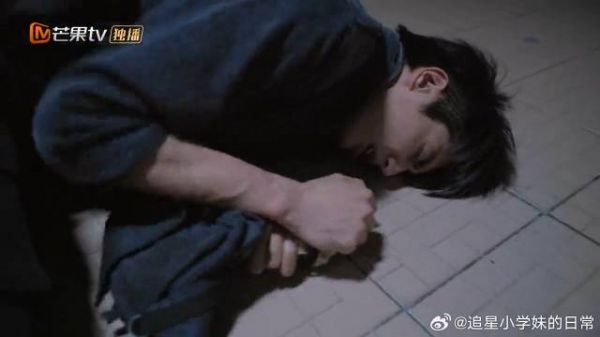 陈异被人围堵，寡不敌众被打伤，死死护着钱不被拿走
