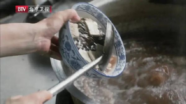 顺子和窦老师下馆子解馋，美美地唠起了他的小梦想