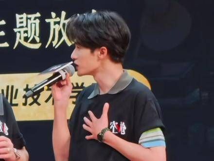 檀健次现身活动舞台，真枪实弹的空枪演绎震撼全场！