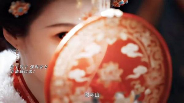 不用刻意制造冲突，一些细碎的肢体互动，就把两人之间的拉扯感演出来了