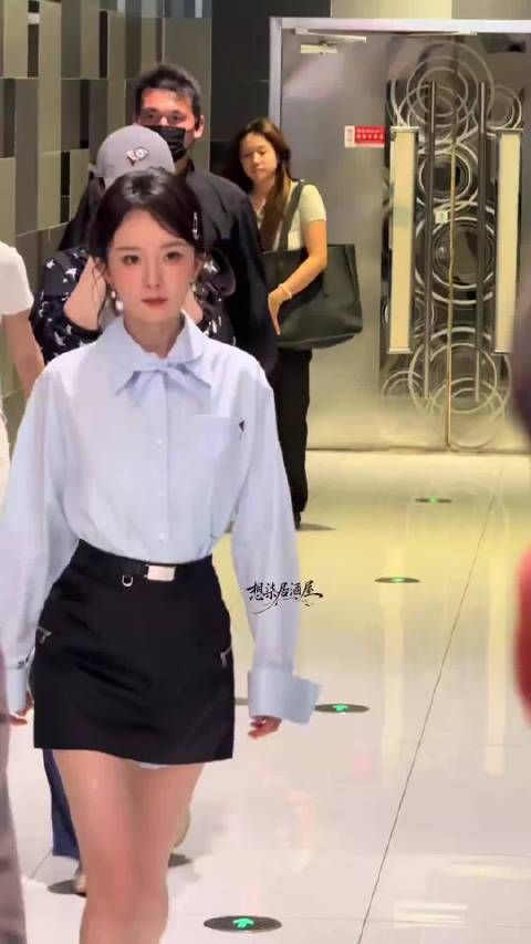 杨幂花期真的很长 ，我小时候长这样 ，长大了还是长这样