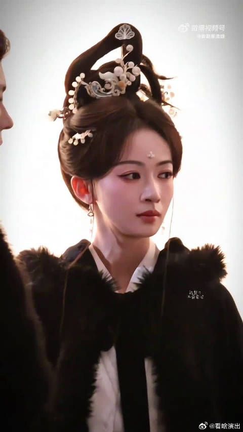 吴谨言的眼神里全是戏，那种绝望感隔着屏幕都能感受到