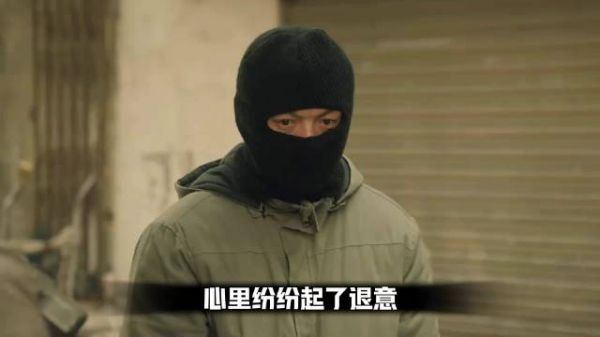 老刑警未带枪只身拦劫匪，遭头目背后偷袭