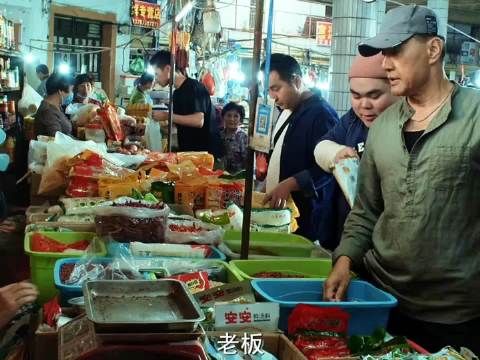 一句“我要买炭”，是黑市流通里心照不宣的接头暗语…