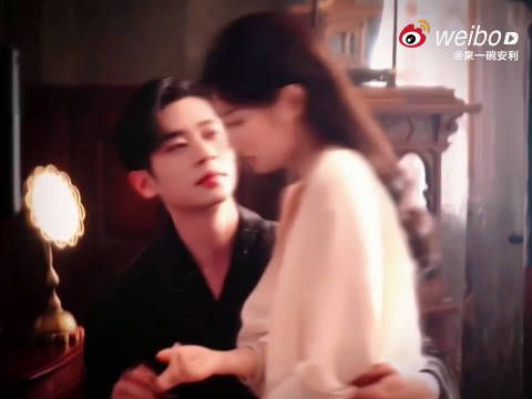 丞磊徐若晗亮相招商会晒玉簟秋花絮照