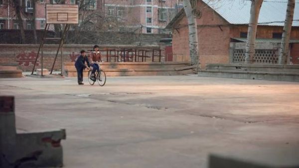 牛大力和姚玉玲一起骑自行车，大力发力了 白敬亭｜金晨 ｜南来北往