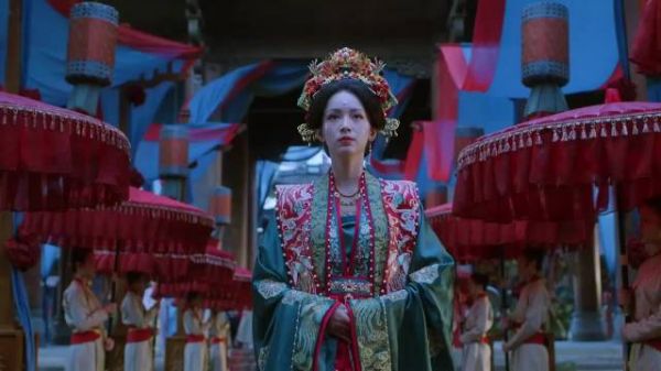 许凯周双造型鬼塑一瓯春，素白长发与白马红衣破碎感拉满