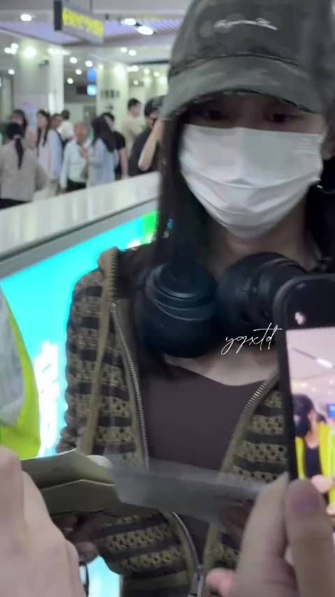 黄婷婷到达长沙，据说是再见朋友的观察室嘉宾，期待