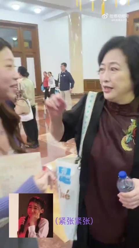 粉丝线下偶遇许娣，当场玩薛甄珠名梗贴脸互动…