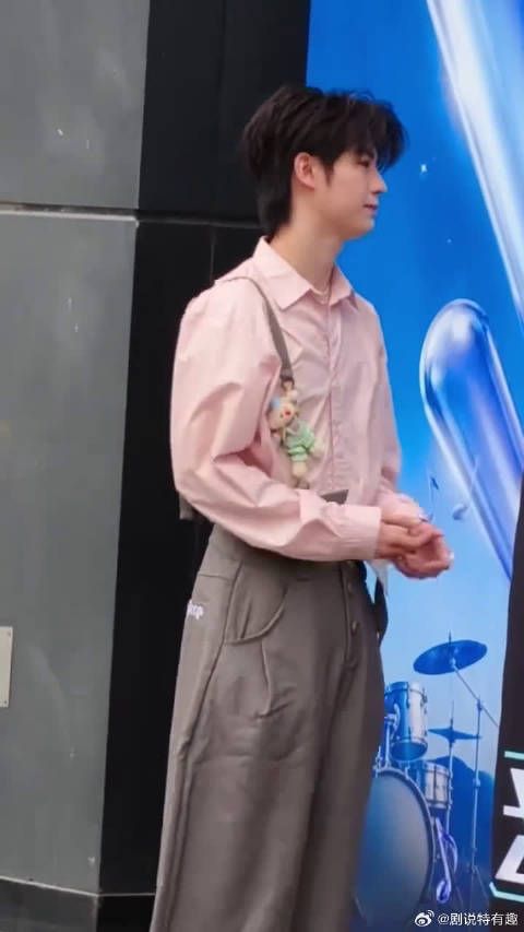黄誉博小黄鸭打歌版登场，与粉丝热情互动