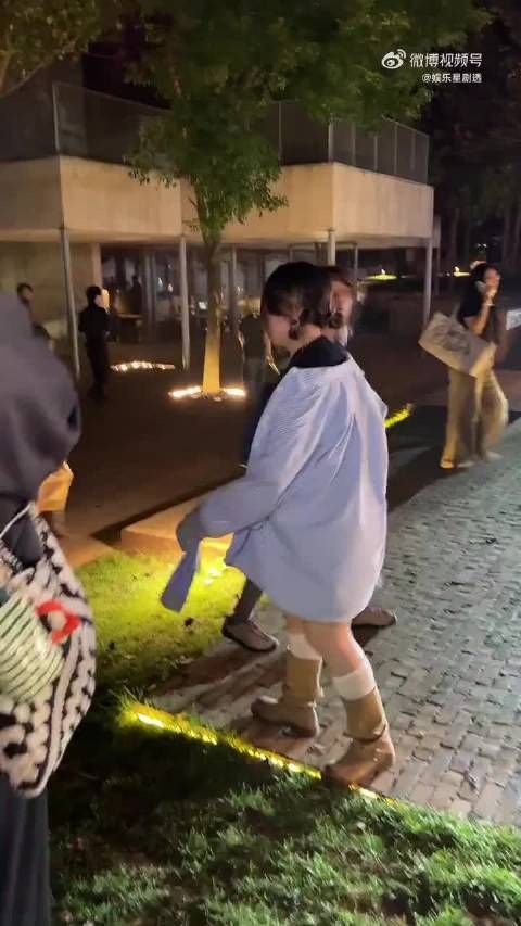 网友阿那亚偶遇吴昕，路人看清后惊喜不已