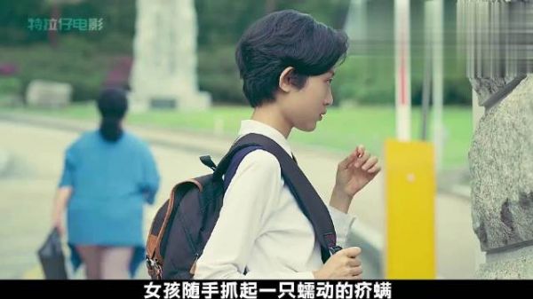 女孩拿起一只变异的虫子吃了起来