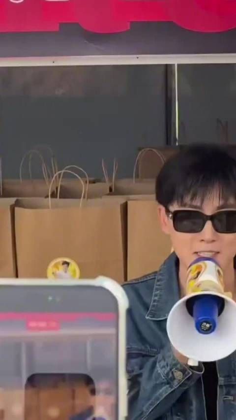 张睿披哥现场逆应援，模仿张艺谋喊话粉丝