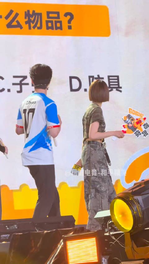 掉落一点委委屈屈特别可爱的小️ 被背后麦顶起来的衣服也好可爱