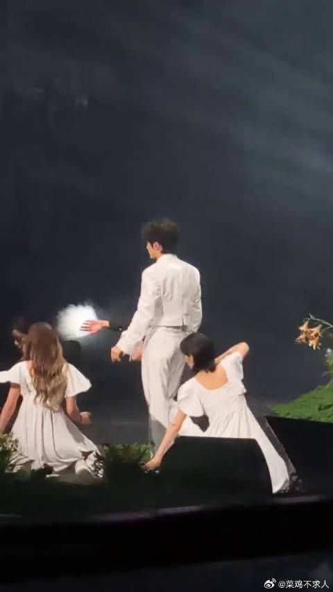 每一站的舞台细节都不重样，这份用心，根本藏不住
